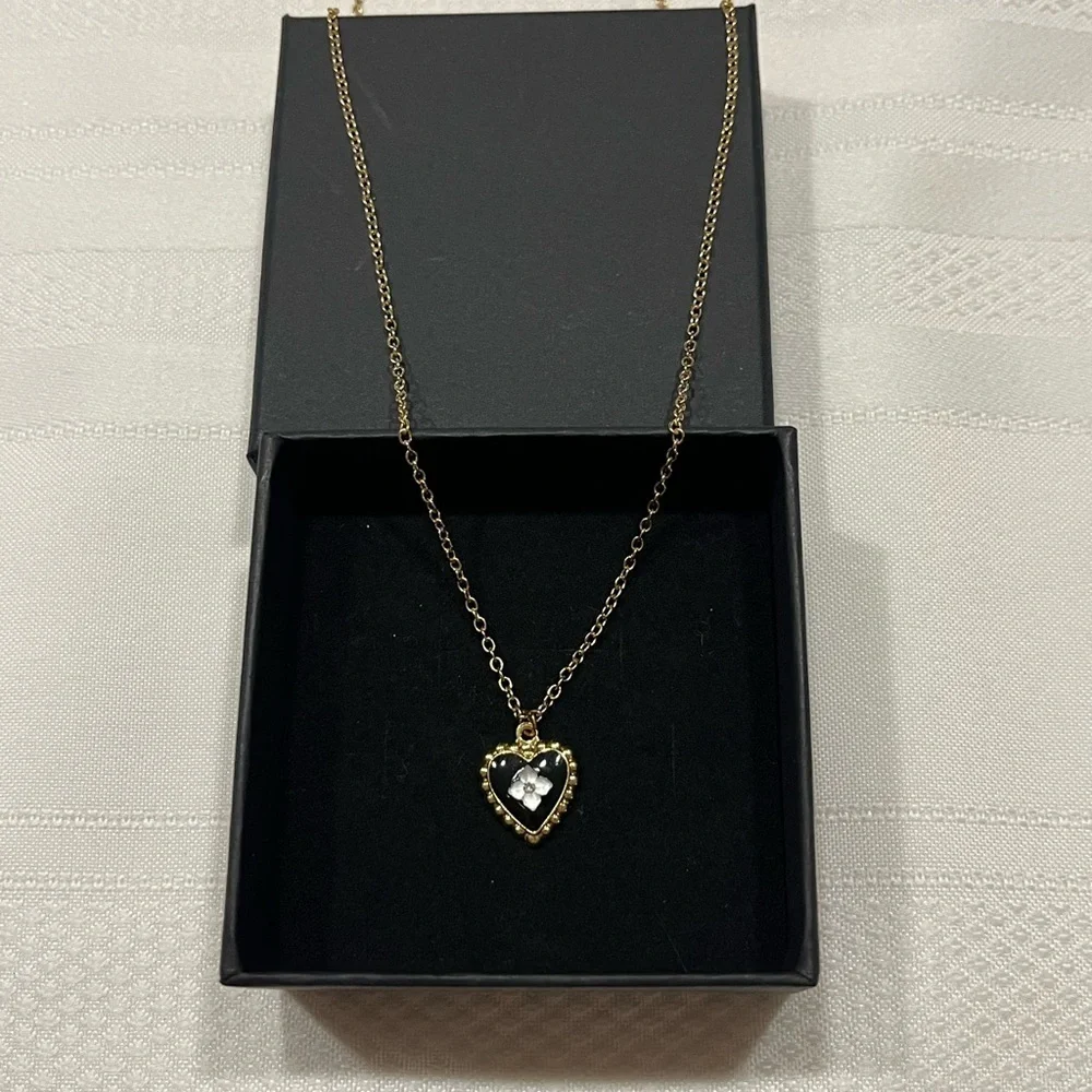 Gold tone heart necklace flower pendant. Simple. Classic. Feminine. Perfect gift - Picture 4 of 5